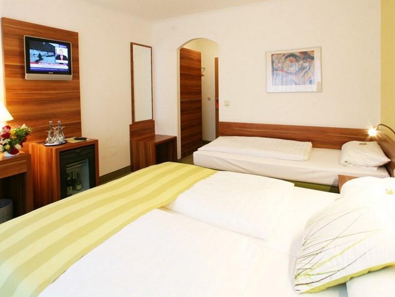 Wallis Hotel 3*