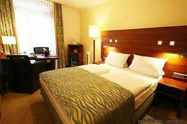 Wallis 3*